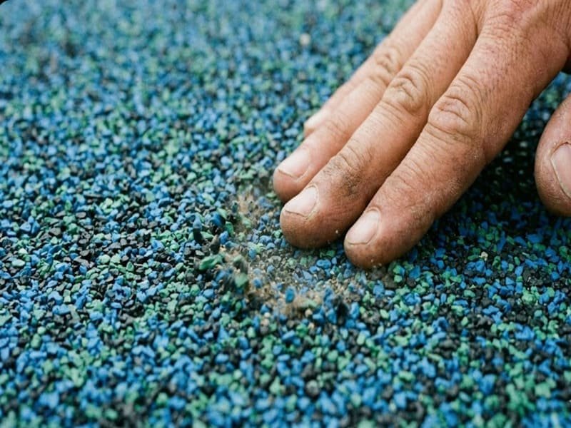 Reinigung eines EPDM-Bodens mit einem Laubbläser